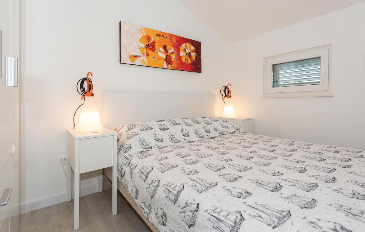 Cozy Apartment In Brodarica With Wifi Exteriér fotografie