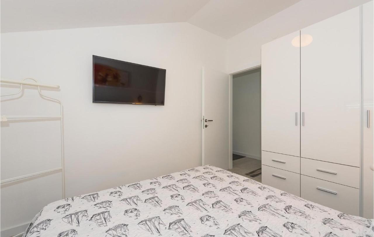 Cozy Apartment In Brodarica With Wifi Exteriér fotografie